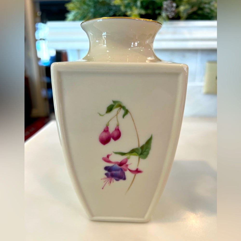 Lenox Special Edition Ivory Vase w/ Fushias Bleeding Heart Flowers 6" USA - Picture 2 of 4